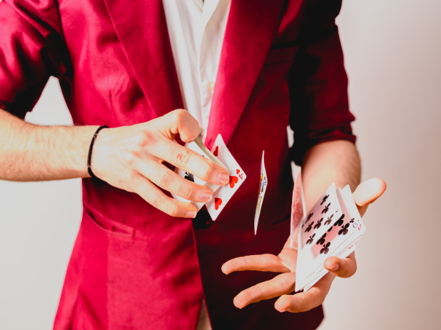 7 Reasons to Hire a Magician for Your Wedding_Roving Close Up Magic